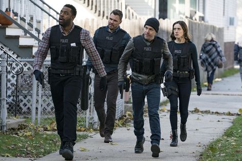 Cops Tv Show, Benjamin Mckenzie, Michael Chiklis, Chicago Pd Cast, Charles Boyle, Gina Linetti, Tracy Spiridakos, Michael Connelly, Cop Show