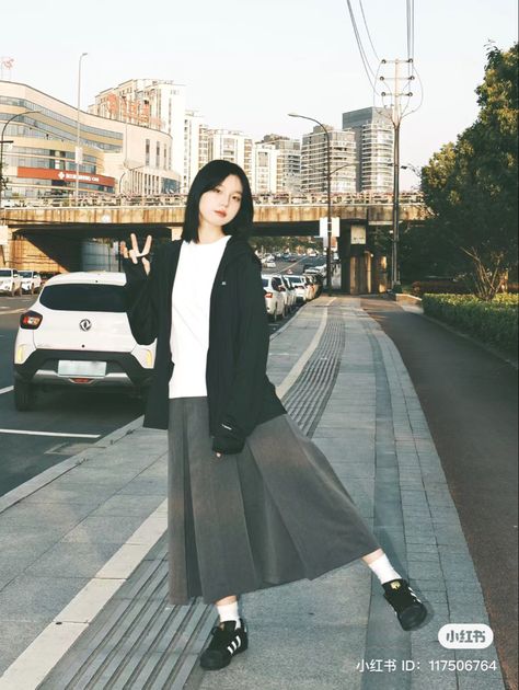 Japan Women Street Style, Asian Long Skirt Outfits, Turtleneck And Long Skirt, Japanese Skirt Outfits Long, Modest Japanese Outfits, Japanese Office Outfit, Japanese Womens Fashion Casual, Casual Japanese Fashion, Japanese Long Skirt Outfit