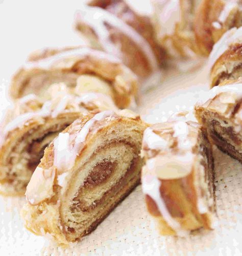 Almond Dessert Recipes, Almond Ring, Tailgate Picnic, Pastry Ring, Almond Paste Recipes, Almond Coffee Cake, Almond Desserts, Almond Tea, Almond Butter Recipes