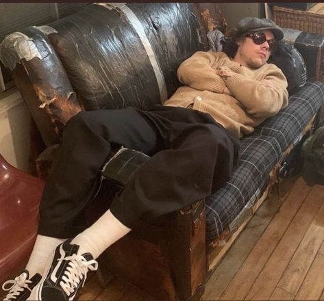 Harry Styles Sleeping, Kaptan Jack Sparrow, Hopelessly Devoted, Harry Styles Cute, Harry Styles Pictures, Harry Styles Photos, Mr Style, I'm With The Band, Harry Edward Styles