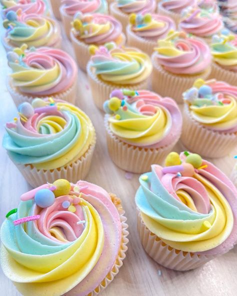 Easter Colours, Delicious Cupcakes Recipes, Spring Cupcakes, Chocolate Cups, Yummy Cupcakes, Easter Colors, Color Pastel, Sweet Cakes, Cupcake Recipes