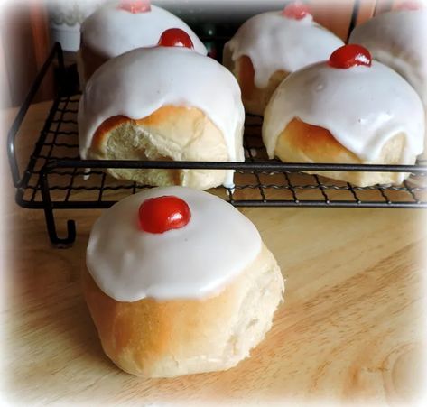 Iced Buns Iced Buns Recipe Paul Hollywood, Queen Of Puddings, Iced Buns, English Dishes, Mary Berry Recipe, British Desserts, The English Kitchen, British Recipes, Paul Hollywood