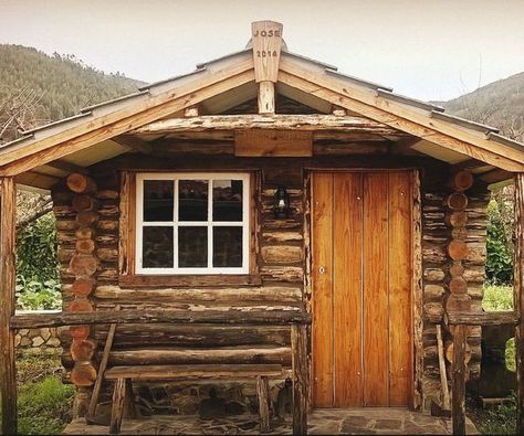 Step by step construction of a log cabin Prefab Guest House, Small Log Homes, Diy Log Cabin, How To Build A Log Cabin, Diy Cabin, Log Home Designs, Small Log Cabin, Rustic Log Cabin, Log Cabin Kits