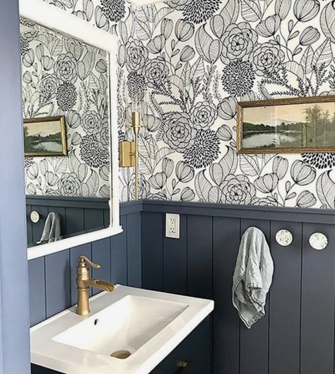 shiplap wallpaper Modern Wainscoting Ideas, Half Bath Wallpaper, Bath Wallpaper, Interior Design Minimalist, Floral Bathroom, Powder Room Design, Design Room, Downstairs Bathroom, Half Bathroom