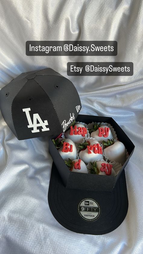 Dodgers baseball hat box with Chocolate covered strawberries Chocolate Strawberries Bouquet, Boyfriends Birthday Ideas, Valentine Strawberries, Chocolate Covered Strawberries Bouquet, Strawberry Gifts, Diy Birthday Gifts For Friends, Creative Gifts For Boyfriend, Cute Boyfriend Gifts, Diy Gifts For Him