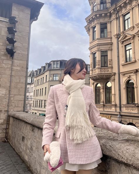 Pink Paris Outfit, Pink Blazer Outfit Winter, Tokyo Japan Outfits Winter, Suitcase Outfits, Pink Tweed Blazer Outfit, Korean Outfits Ideas, Pink Blazer Outfit, Stylish Womens Hats, Winter Blazer