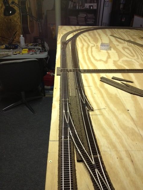 Model Train Layouts Oo Gauge, Ho Train Layouts 4x8, Hornby Trains Layouts, Model Railway Track Plans Oo Gauge, 4x8 Ho Train Layout Ideas, Train Table Layout, Lionel Trains Layout, Toy Train Layouts, Model Trains Ho Scale