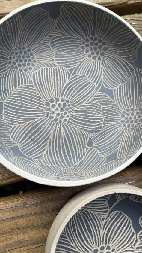 Clay Plate Carving Designs, Ceramic Plates Sgraffito, Sgraffito Pottery Bowl, Ceramic Plate Carving, Plate Carving Ideas, Ceramic Flower Design, Cool Ceramic Bowls, Carved Plate Ceramic, Clay Plates Design Patterns