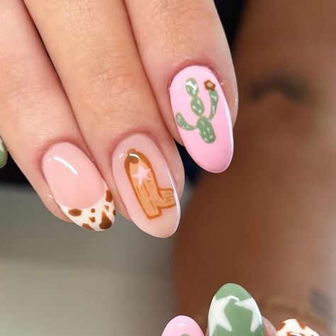 Cow Girl Nails Acrylic, Texas Nails Designs Ideas, Nail Inspo Country, Cute Cowgirl Nails, Cowgirl Acrylic Nails, Nails With Cactus, Short Almond Nude Nails, Cowgirl Nail Designs, Cowboy Hat Nails