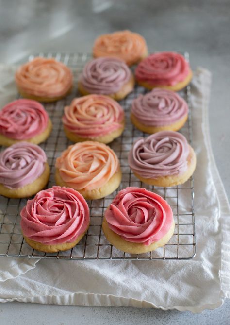 Rose Sugar Cookies Fluffy Sugar Cookies, Rose Sugar Cookies, One Layer Cake, Soft Sugar Cookie, Frosted Sugar Cookies, Flower Desserts, Flower Sugar Cookies, Easy Frosting, Spiced Chai