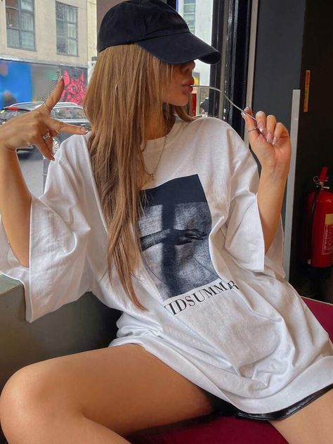 DAZY Hand & Letter Graphic Drop Shoulder Oversized Tee Oversized Tshirt | SHEIN USA Loose Tee Outfit, Oversized Tshirt Poses, Oversized Long Sleeve Shirt Outfits, Styling Oversized Tshirt, Graphic Oversized Tshirt, Oversized Shirt Aesthetic, Cute Oversized Shirts, Cottage Clothes, Oversized Tee Outfit