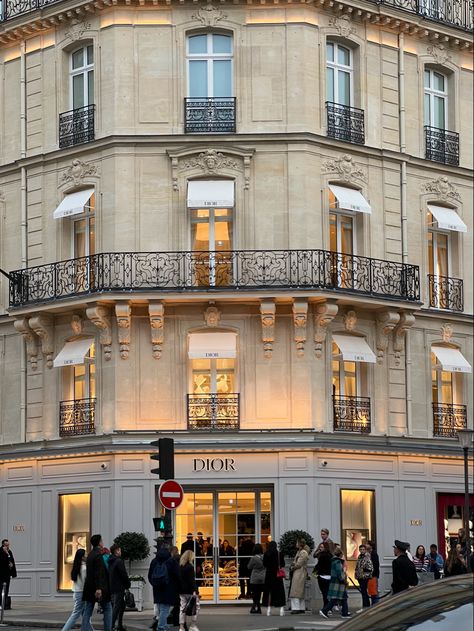 paris, dior, christian dior, paris, france, fashion, fashion week, pfw, paris fashion week, dior couture, avenue montaigne, fashion inspo, travel Dior Store Paris, Dior Paris Store, Dior Flagship Store, Dior Montaigne 30, Bloxburg City, Dior Store, Paris Prom, Bloxburg Town, Paris Rooftops