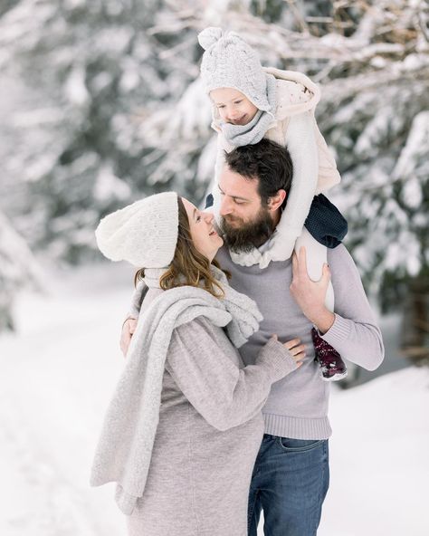 @irynapinhophotography on Instagram: “One of my favorite sessions, the snow, beautiful family and so much love to capture! What do you love to see the most: family or maternity…” Pregnancy Pregnancy photoshoot Grávida Sessão grávida Maternity Pregnant outfit Snow Maternity Photoshoot Family, Maternity Session Winter, Snow Photoshoot Family, Winter Maternity Photoshoot With Kids, Winter Maternity Pictures With Toddler, Winter Family Maternity Pictures, Winter Pregnancy Photoshoot, Winter Maternity Photoshoot, Winter Pregnancy Announcement