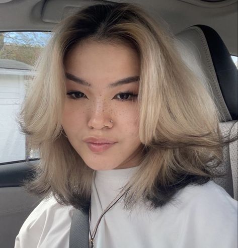 Dyed Hair With Black Roots, Slightly Bleached Hair, Black Tip Hair Blonde, Bleached Dark Hair, Blonde Hair With Tips Dyed, Blonde Dyed Hair Ideas, Blond Hair With Colored Tips, Blonde And Black Ombre Hair, Blonde To Black Hair Ombre