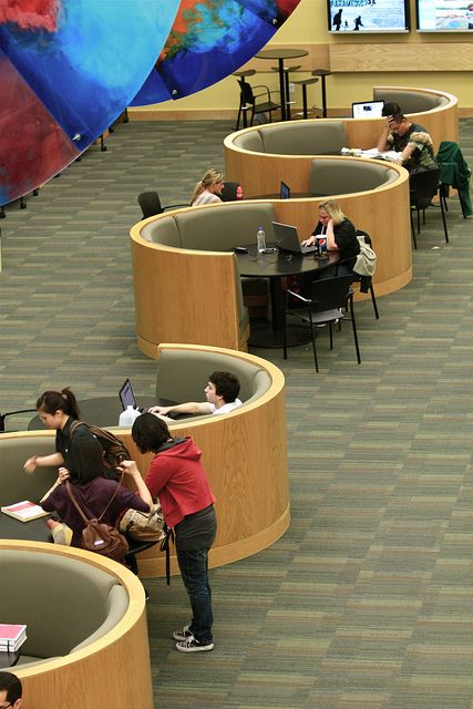 Comfortable Library Seating, Public Study Room, Lecture Room Design, University Library Design, Library Sitting Area, Cafe Seating Ideas, Cafe Seating Design, Modern Library Design, Circle Library