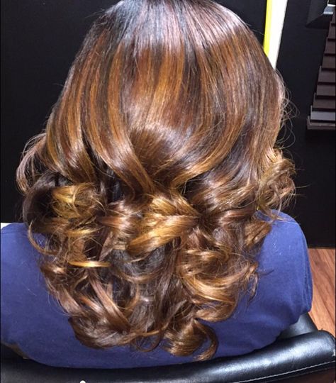 Curls and color #lindzstylez Short Curled Hair, Victoria Beckham Short Hair, Wavy Hair Styles, Curled Hair, Bouffant Hair, Beautiful Gray Hair, How To Curl Short Hair, Big Curls, Short Curls