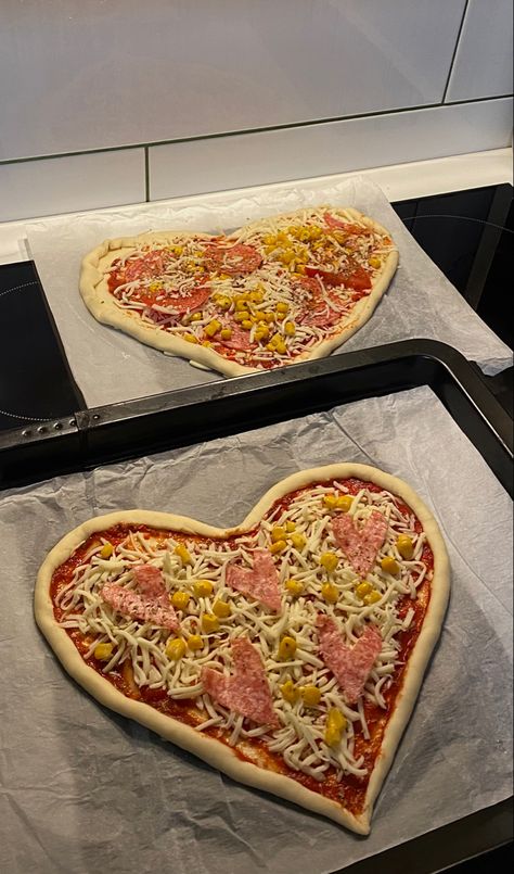 Shaped Pizza, Pizza Homemade, Pizza Shapes, Heart Shaped Pizza, New York Style Pizza, Think Food, Food Snapchat, Homemade Pizza, Food Obsession