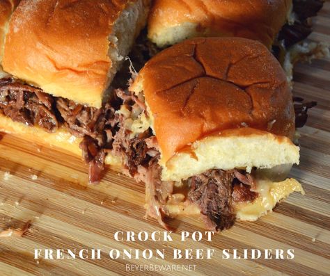 Everything you love about french onion soup is wrapped up in between Hawaiian rolls with this crock pot French Onion Beef Slider recipe. French Onion Sliders, Hawaiian Roll Ham Sandwiches, French Onion Roast, Pot Roast Sliders, Hawaiian Sandwiches, Slow Cooker Dinner Healthy, Hawaiian Roll Sandwiches, French Onion Beef, Sliders Recipes Beef