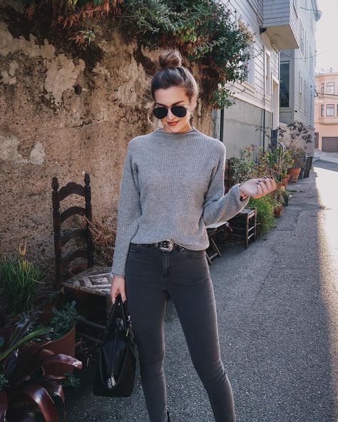 Pin = @zozzza Winter Hipster, Mode Ab 50, Faded Black Jeans, Cooler Look, Jeans Outfit, Mode Inspo, Fashion Winter, Work Outfits Women, Looks Style