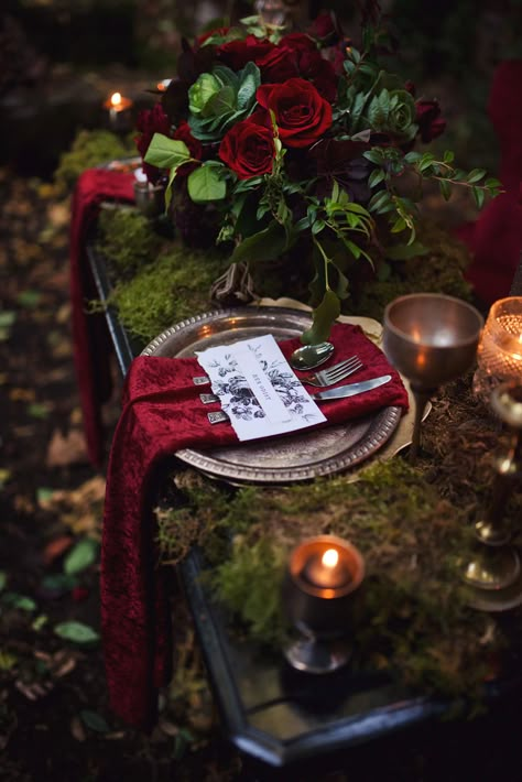 Rose Centerpiece Victorian Wedding Themes, Victorian Gothic Wedding, Vampire Wedding, Moss Wedding, Dark Wedding Theme, Rose Centerpieces, Vintage Wedding Theme, Goth Wedding, Dark Wedding