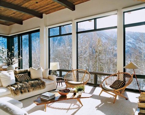 Mid-century modern ski lodge Aspen Ski Lodge, Cabin Fireplace, Aspen House, Set Meja Makan, Ski House, White Interior Design, Cozy Living Spaces, Modern Mountain, Mountain Homes