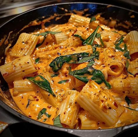 Vegan Creamy Tomato Pasta w/ Spinach and Basil Vegan Creamy Tomato Pasta, Vegan Mushroom Stroganoff, Pasta With Spinach, Creamy Tomato Pasta, Soup Maker, Vegan Mozzarella, Simple Green Salad, Spinach Pasta, Grandmas Recipes