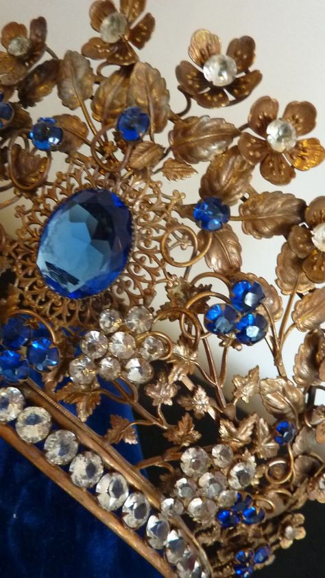 . Crown Aesthetic, Gem Tones, Queen Dresses, Royal Aesthetic, Royal Tiaras, Tiara Hairstyles, Dolls Fashion, Crown Tiara, Royal Blue And Gold