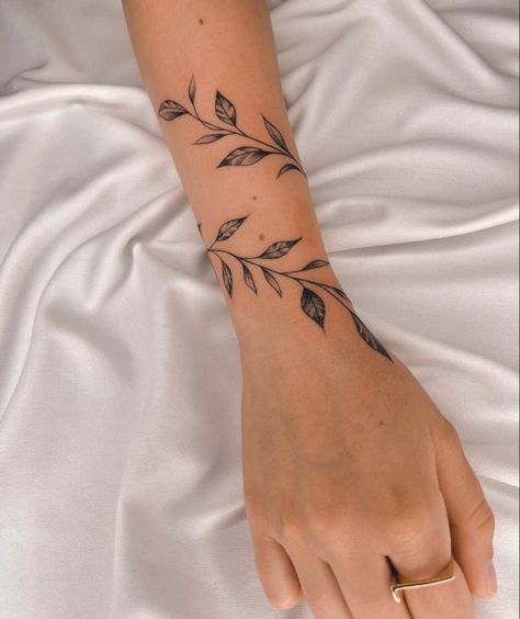 Wrap Around Wrist Tattoos, Wrap Around Tattoo, Around Arm Tattoo, Half Sleeve Tattoos, Tato Minimal, Wrap Tattoo, Cool Wrist Tattoos, Flower Wrist Tattoos, Forearm Tattoo Women