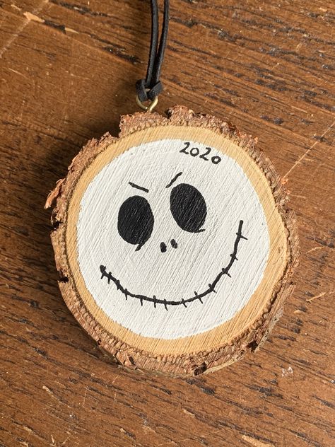 Wood Round Crafts Diy Projects, Wood Slice Halloween Crafts, Wood Slice Halloween, Halloween Wood Slice Ornaments, Halloween Wood Slices, Wooden Circle Crafts, Diy Halloween Ornaments, Painted Discs, Wood Discs Crafts