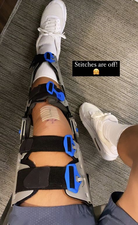 Knee Injury Snapchat, Broke Leg Snapchat, Injury Aesthetic, Fake Injury, Leg Injury, Bra Image, Beautiful Photoshoot Ideas, Bff Photoshoot Poses