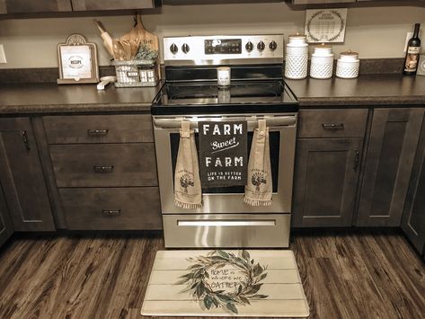 Black Farmhouse Kitchen Decor, Rustic Farmhouse Decor Kitchen, Kitchen Cupboard Colours, Farm Decorations, Farmhouse Trim, Free Home Decor, Grey Kitchen Walls, Farmhouse Kitchen Decor Ideas, Farm House Dining Room