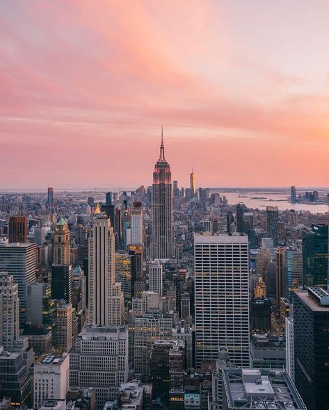 TOWN&COUNTRY on Instagram: “A stunning pink sunset to close out the weekend. 💕 #regram 📸: @wonguy974” New York Aesthetic, Spotify Apple, New York City Travel, City Vibe, Pink Sunset, Dream City, Concrete Jungle, Town Country, City Photography