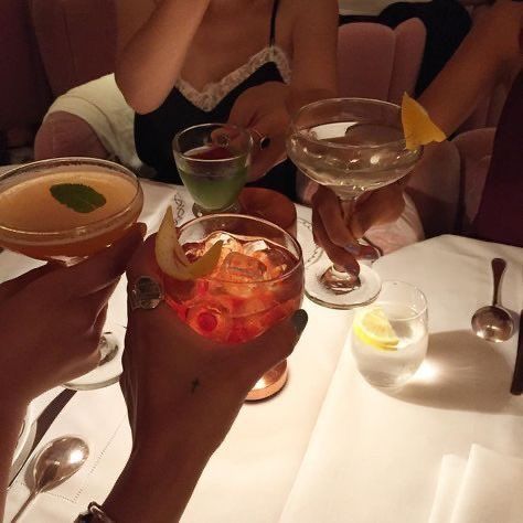 ✨ on Twitter: "cocktails season… " Cocktail Night, Pretty Drinks, Wine And Dine, Pretty Food, Aesthetic Food, Girls Night, Good Eats, Wine Glasses, Diner