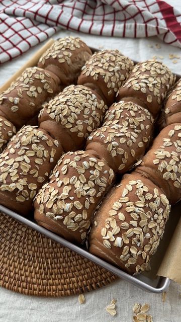 Cheesecake Factory Brown Bread, Loaf Bread Recipe, Brown Bread Recipe, Biscuits Halloween, Thanksgiving Bread, Appetizers Easy Finger Food, Brown Bread, Fall Cooking, Healthy Bread