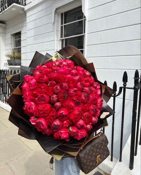 Peonies bouquet London. Red peonies Red Peonies Aesthetic, Red Peonies Wallpaper, Red Peony Bouquet, Moon Bouquet, Red Peony Flower, Peonies Red, Goals Board, Red Flower Bouquet, Peonies Season