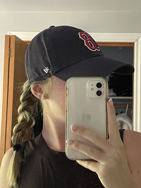 Braid With Baseball Hat, Baseball Hat Outfit Aesthetic, Gym Hat Outfit, Cap Hairstyles Aesthetic, Baseball Cap Short Hair, How To Style Baseball Cap, Cute Hairstyles With Hats Baseball Caps, Hat And Ponytail, Hairstyles With Hats Ball Caps