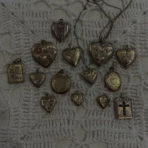 — Vintage locket pendants🍸🏛🦪🦢 | www.vaiges.com [ vintage antique renaissance elegant • jewelry earrings necklace rings • art book locket heart cross gold ] Vintage Heart Locket Necklace, Vintage Gold Locket, Key Locket, Vintage Locket Necklace, Vintage Heart Locket, Vintage Trinkets, Locket Necklace Vintage, Vintage Jewelry Antique, Cross Gold