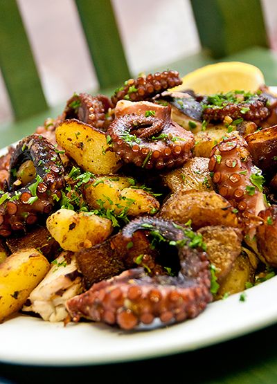 Spanish Octopus, Potatoes With Herbs, Octopus Recipes, Lunch Catering, Seafood Market, Shellfish Recipes, Spanish Dishes, Seafood Dinner, Idee Pasto Sano