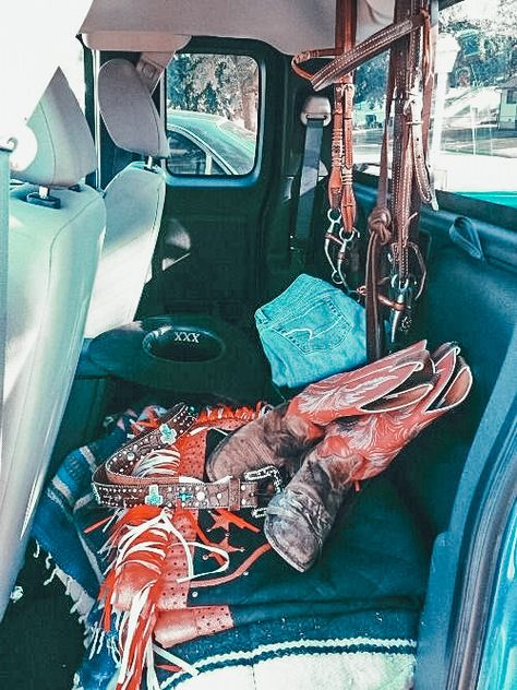 Country Girl Truck, Truck Interior Accessories, Cowboy Photography, Western Car, Horse Barn Ideas Stables, Country Trucks, Western Photoshoot, Barrel Racing Horses, Old Truck