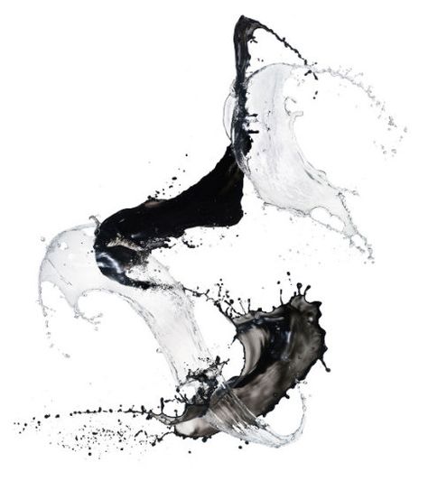 Shinichi Maruyama, who lives in New York, takes a glass of water (or sometimes a mop or a big calligraphic brush) and with a swirl of his hand or his wrist or by some voodoo which he probably can’t explain, he is able to turn sheets of liquid molecules into Japanese calligraphy Water Sculpture, High Speed Photography, Art Pierre, Graphic Projects, Ink In Water, Japanese Calligraphy, Water Art, India Ink, Japanese Artists