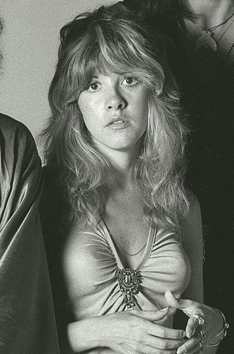 Stevie Nicks es una cantante y compositora estadounidense, conocida tanto por su trabajo con Fleetwood Mac como por su extensa carrera solista. Es una de las pocas artistas de rock que ha mantenido una carrera solista formando parte de una banda muy exitosa. Stevie ha sido nominada para ocho premios Grammy como artista en solitario, manteniendo el récord de mayor número de nominaciones a la Mejor Vocal Rock Femenina. Stevie Nicks 70s, Stevie Nicks Young, Stephanie Lynn, Stevie Nicks Style, Stevie Nicks Fleetwood Mac, Women Of Rock, Shag Haircut, Justin Timberlake, Fleetwood Mac