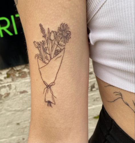 Aesthetic Tattoo Ideas, Flower Bouquet Tattoo, Artsy Tattoos, Unique Tattoo Ideas, 20 Aesthetic, Self Love Tattoo, Bouquet Tattoo, Bold Artwork, Discreet Tattoos