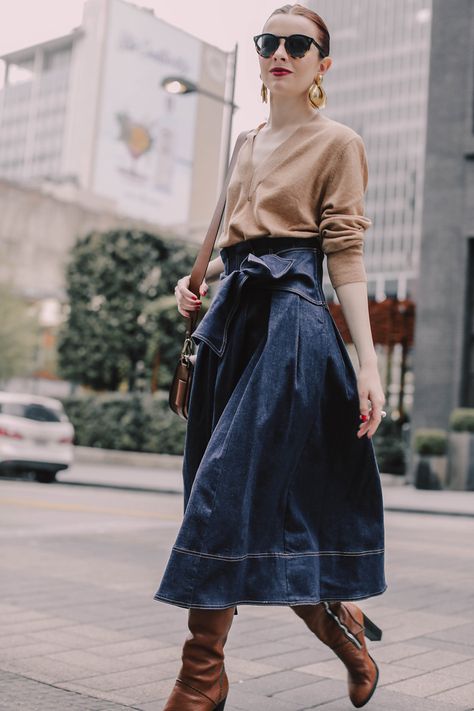 Denim Skirt Street Style, Skirt Outfits For Winter, Winter Skirt Outfits, How To Style A Denim Skirt, Long Denim Skirt Outfit, A Line Skirt Outfits, Flared Denim Skirt, Outfits Skirts, Spring Skirt Outfits