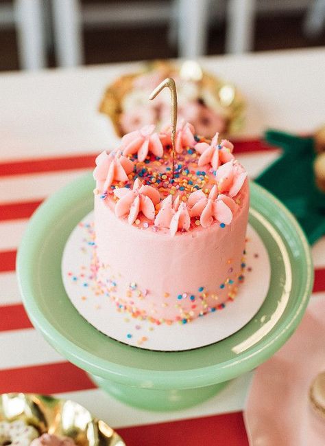 Bright, festive “Lola Dutch” inspired 1st birthday party Pink Smash Cake Girl, Smash Cake Decorating Ideas, Easy 1st Birthday Cake, Mini Smash Cake, Pink Smash Cake, Lola Dutch, September Moon, Pink Smash Cakes, Round Birthday Cakes