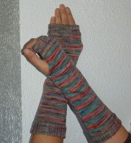 Knitting Diy Easy, Knitting Bag Sewing, Crochet Arm Warmers, Fingerless Gloves Knitted Pattern, Trendy Knitting, Diy Knit, Knit Inspiration, Knitting Diy, Knit Accessories