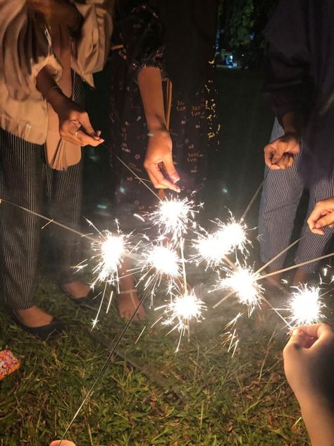 Indian Asthetics, Firework Party, Diwali Inspiration, Diwali Fireworks, Happy Birthday Icons, Fireworks Pictures, Diwali Pictures, Diwali Photos, Birthday Icon