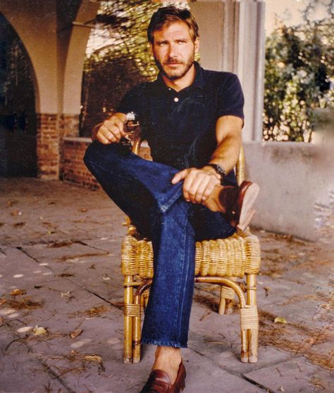 The Traveling Gentleman on Instagram: “Casual Sundays with a young Harrison Ford. The actor looks very dapper in only a blue polo, jeans and penny loafers. You don’t necessarily…” Brad Pitt, Indiana Jones Films, Dad Fashion, Harrison Ford, Guy Pictures, Indiana Jones, Mode Style, Mens Street Style, Mens Fashion Casual