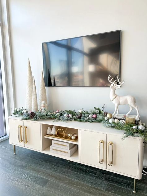 Christmas Decorations Apartment, Cozy Christmas Decor, Christmas Apartment, Christmas Themes Decorations, Minimal Christmas, Christmas Decor Inspiration, Christmas Decorations Living Room, Decoracion Living, Simple Christmas Decor