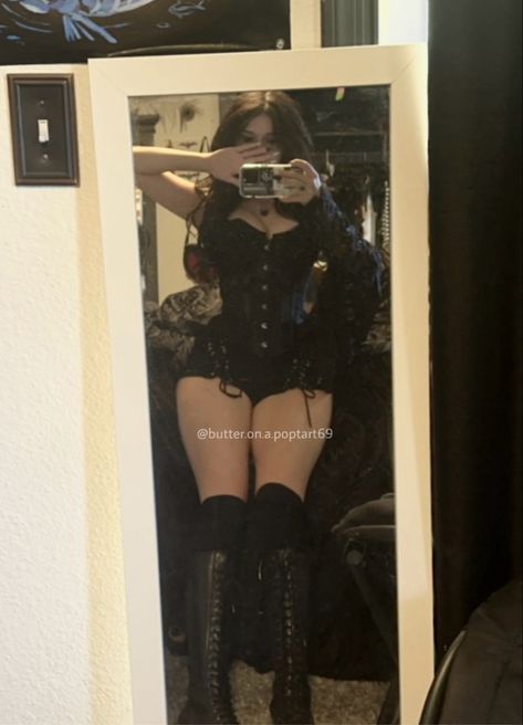 Casual Outfit Pictures, Thick Emo Outfits, Goth Mirror Selfie, Thick Emo Goth, Goth Mommy Aesthetic, Goth Mommy Outfits, Goth Mommy Gf, Goticas Aesthetic Outfit, Thick Girlfriend Outfits