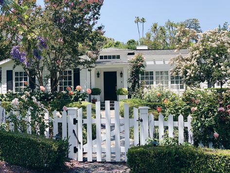 White Picket Fence Front Yard Driveways, White Picket Fence Front Yard Landscaping Ideas, Fenced Front Yard Garden, Cottage White Picket Fence, Picket White Fence, House With White Picket Fence, Short White Picket Fence, Front Yard White Fence, White Picket Fence With Flowers